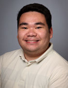 en person som smiler til kameraet