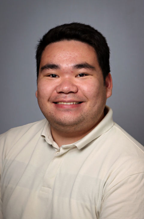 en person som smiler til kameraet