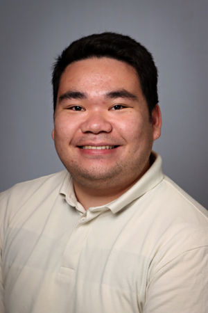 en person som smiler til kameraet