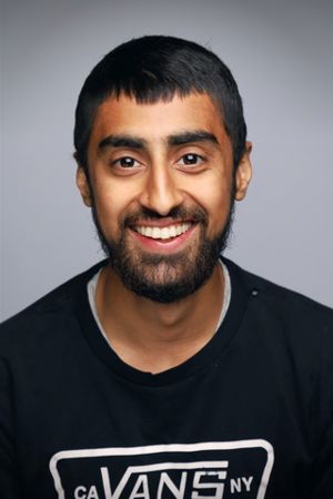 en person som smiler til kameraet