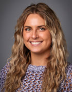 en person med langt hår som smiler en person med langt hår som smiler