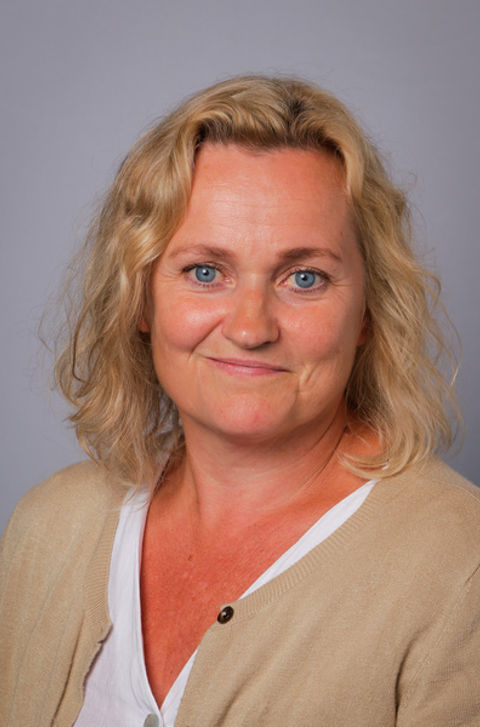 et nærbilde av en smilende person