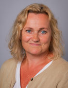 et nærbilde av en smilende person et nærbilde av en smilende person