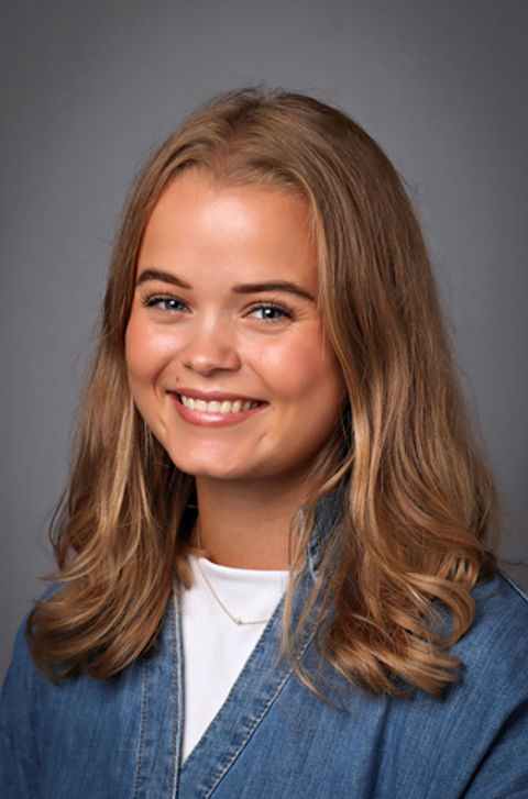 et nærbilde av en person som smiler