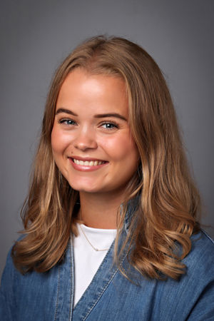 et nærbilde av en person som smiler