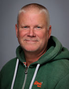 en skallet person iført en grønn jakke en skallet person iført en grønn jakke