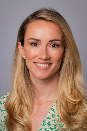 en person som smiler til kameraet