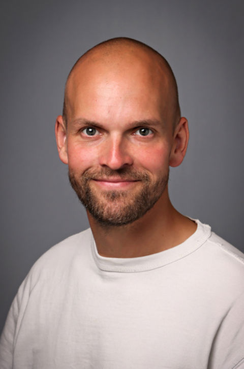 en skallet person med skjegg