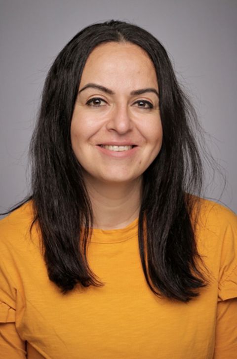 en person som smiler til kameraet