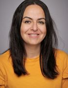 en person som smiler til kameraet en person som smiler til kameraet