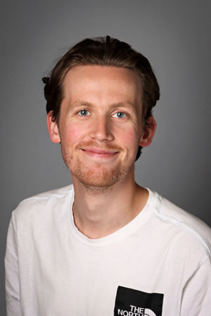 en person iført hvit skjorte