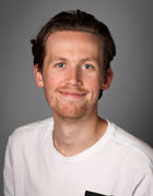 en person iført hvit skjorte en person iført hvit skjorte