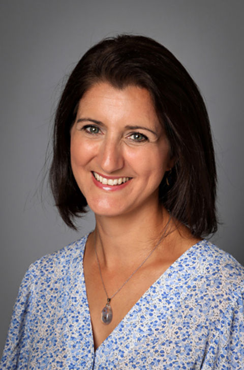 et nærbilde av en person som smiler