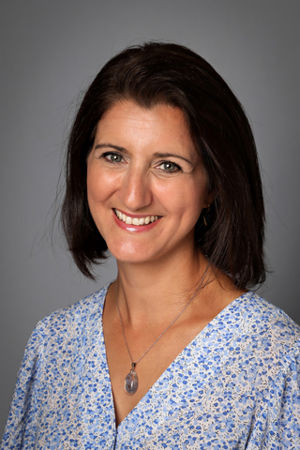 et nærbilde av en person som smiler