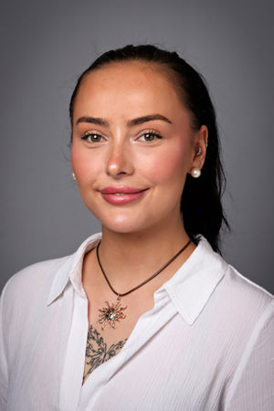 en person med tatovering på halsen