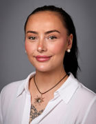 en person med tatovering på halsen en person med tatovering på halsen