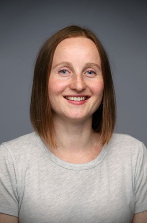 en person som smiler til kameraet