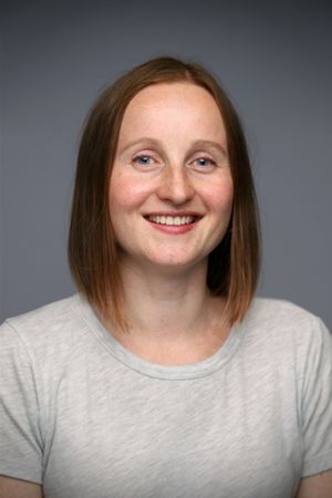 en person som smiler til kameraet