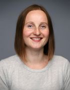 en person som smiler til kameraet en person som smiler til kameraet