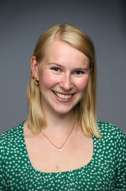 en person som smiler til kameraet en person som smiler til kameraet