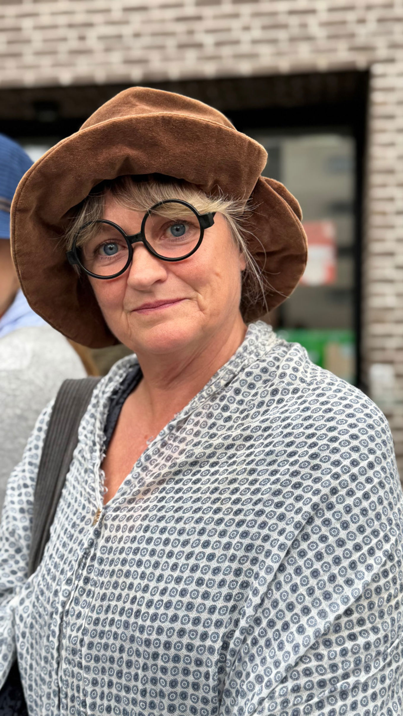 Foto: Ingunn Cecilie Sørdal Gregersen en person med hatt og briller