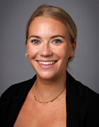 en person som smiler til kameraet en person som smiler til kameraet