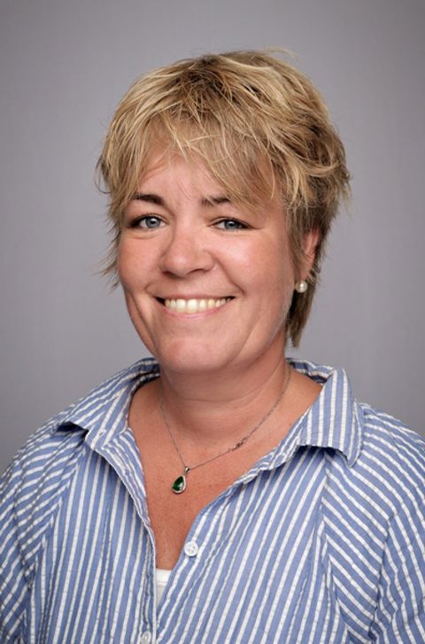 et nærbilde av en smilende person