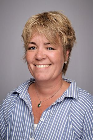 et nærbilde av en smilende person