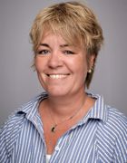 et nærbilde av en smilende person et nærbilde av en smilende person