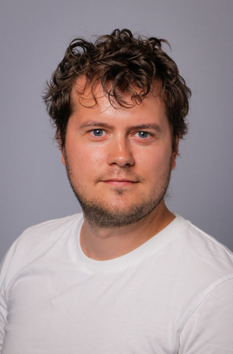 en person med krøllete hår