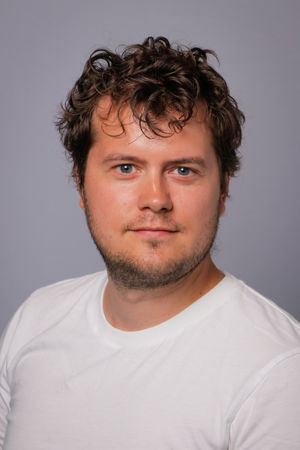 en person med krøllete hår