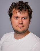 en person med krøllete hår en person med krøllete hår