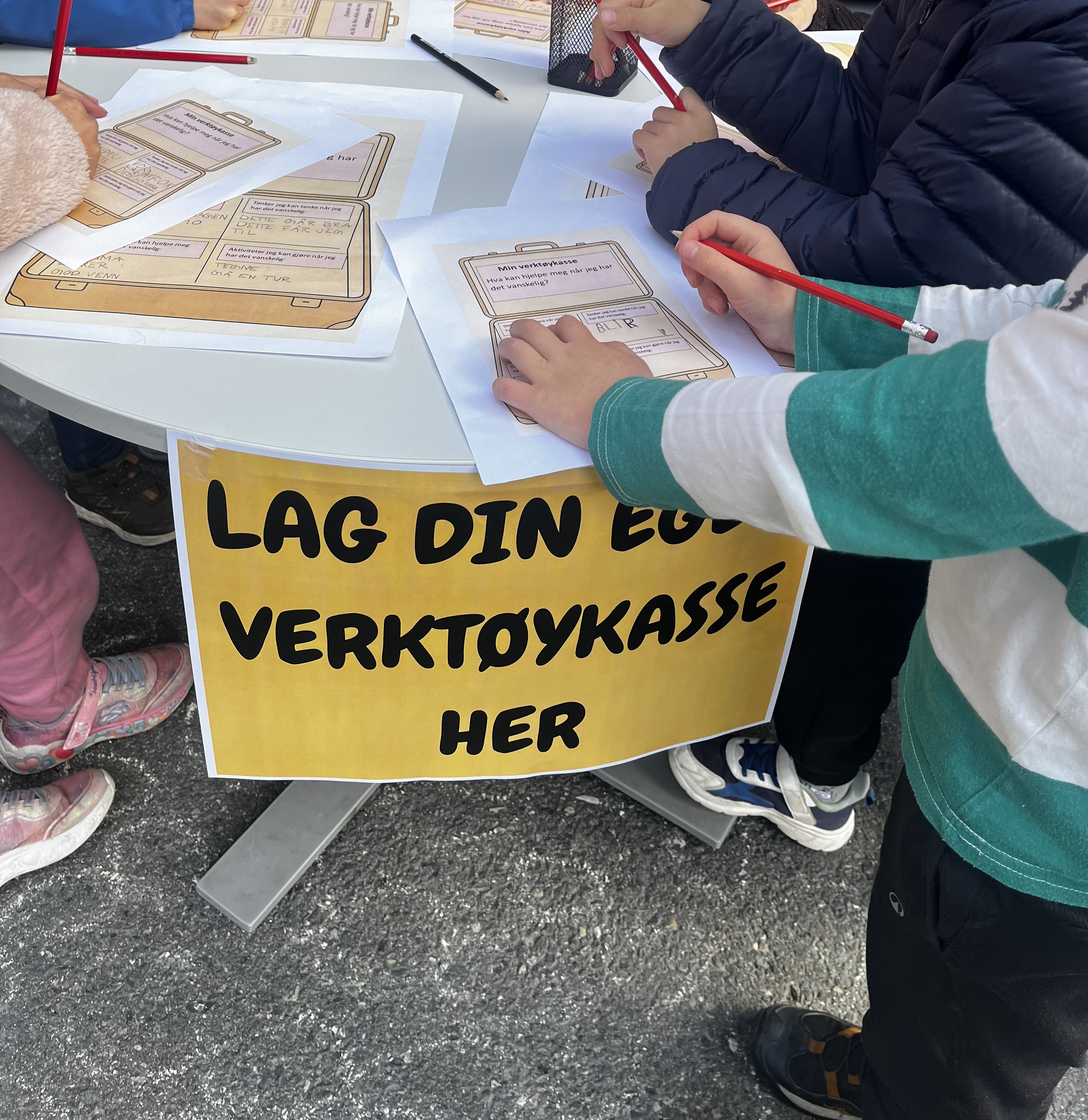 en person som holder et skilt