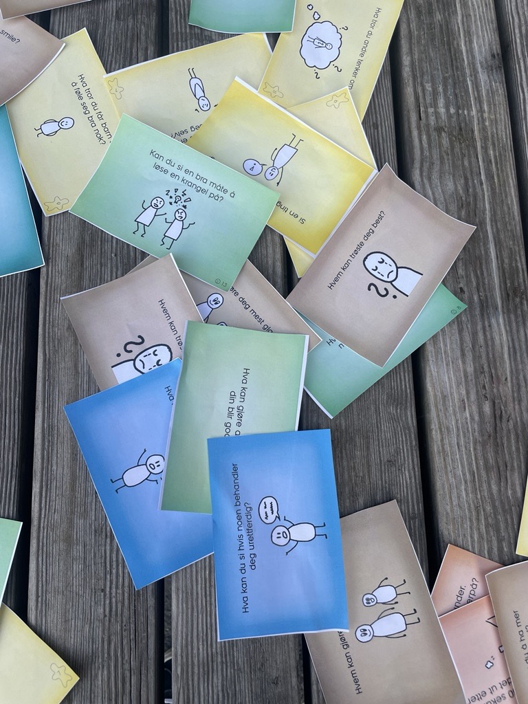 En gruppe papirer på et bord