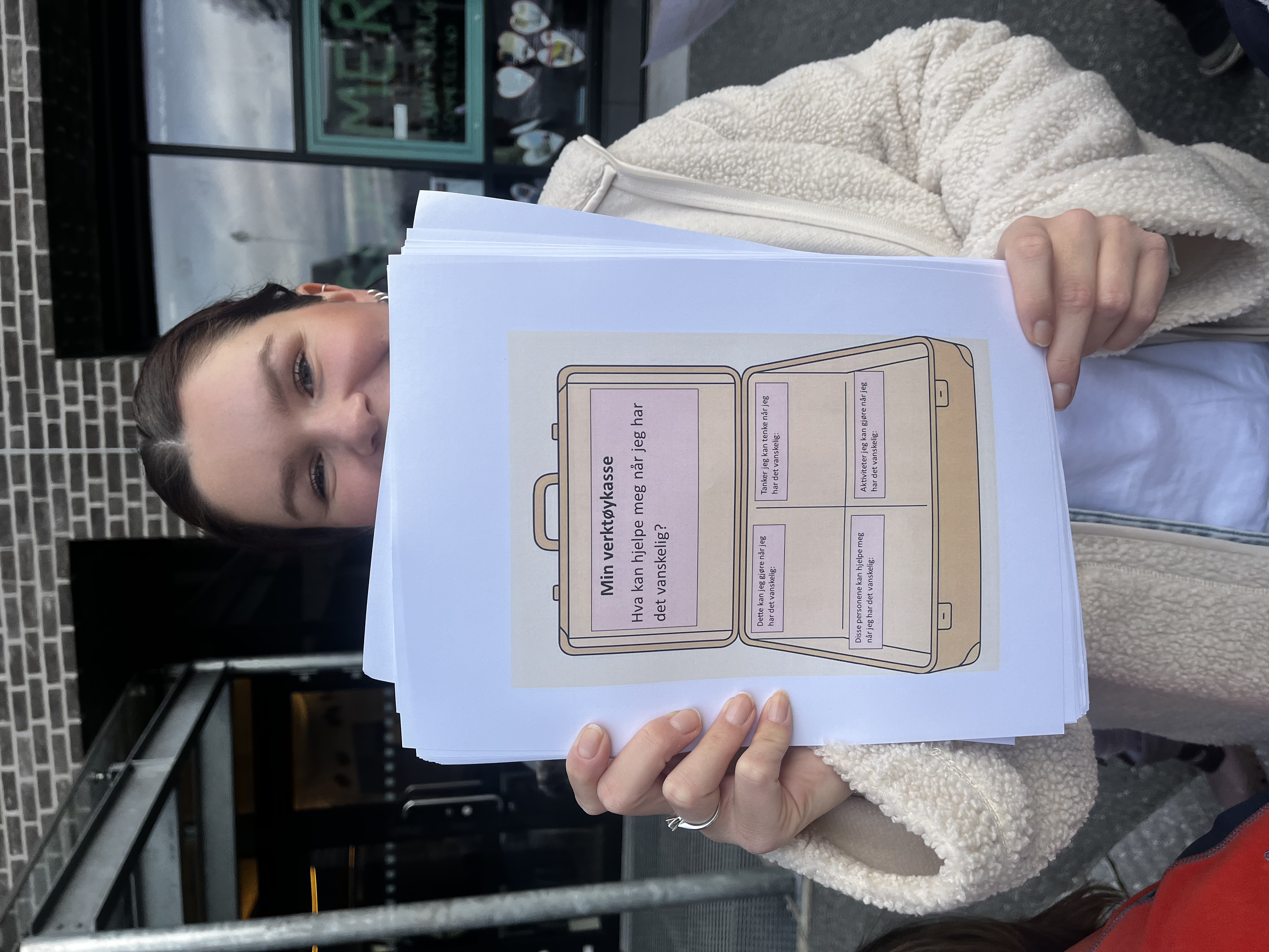 et barn som holder en mikrobølgeovn