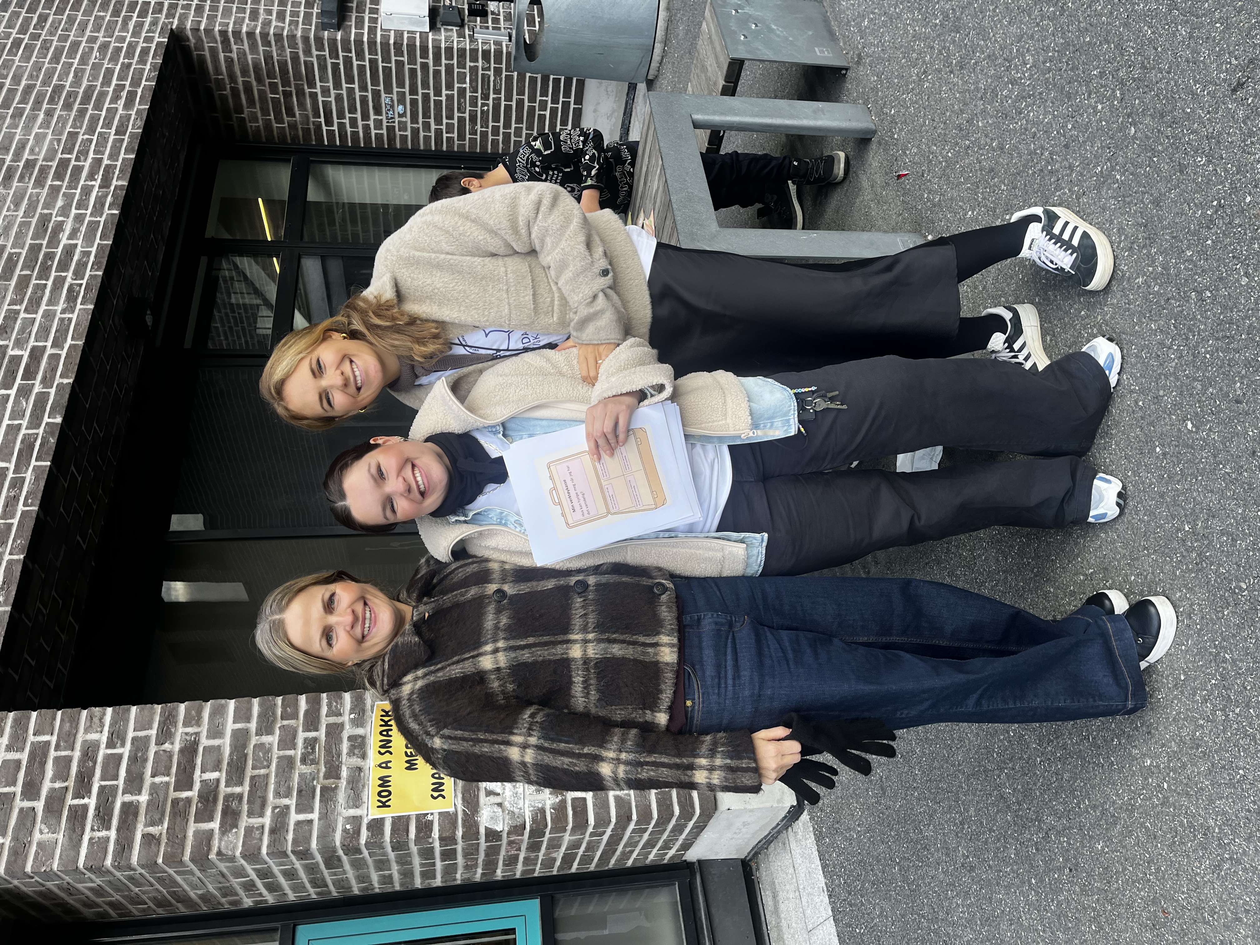 et par menn som poserer for et bilde