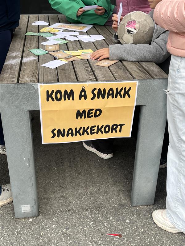 en person som holder et skilt