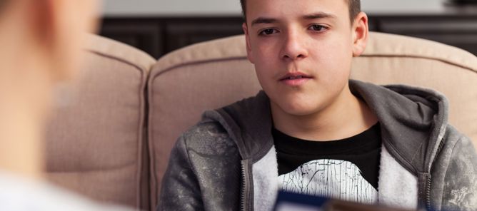 en person som sitter i en stol